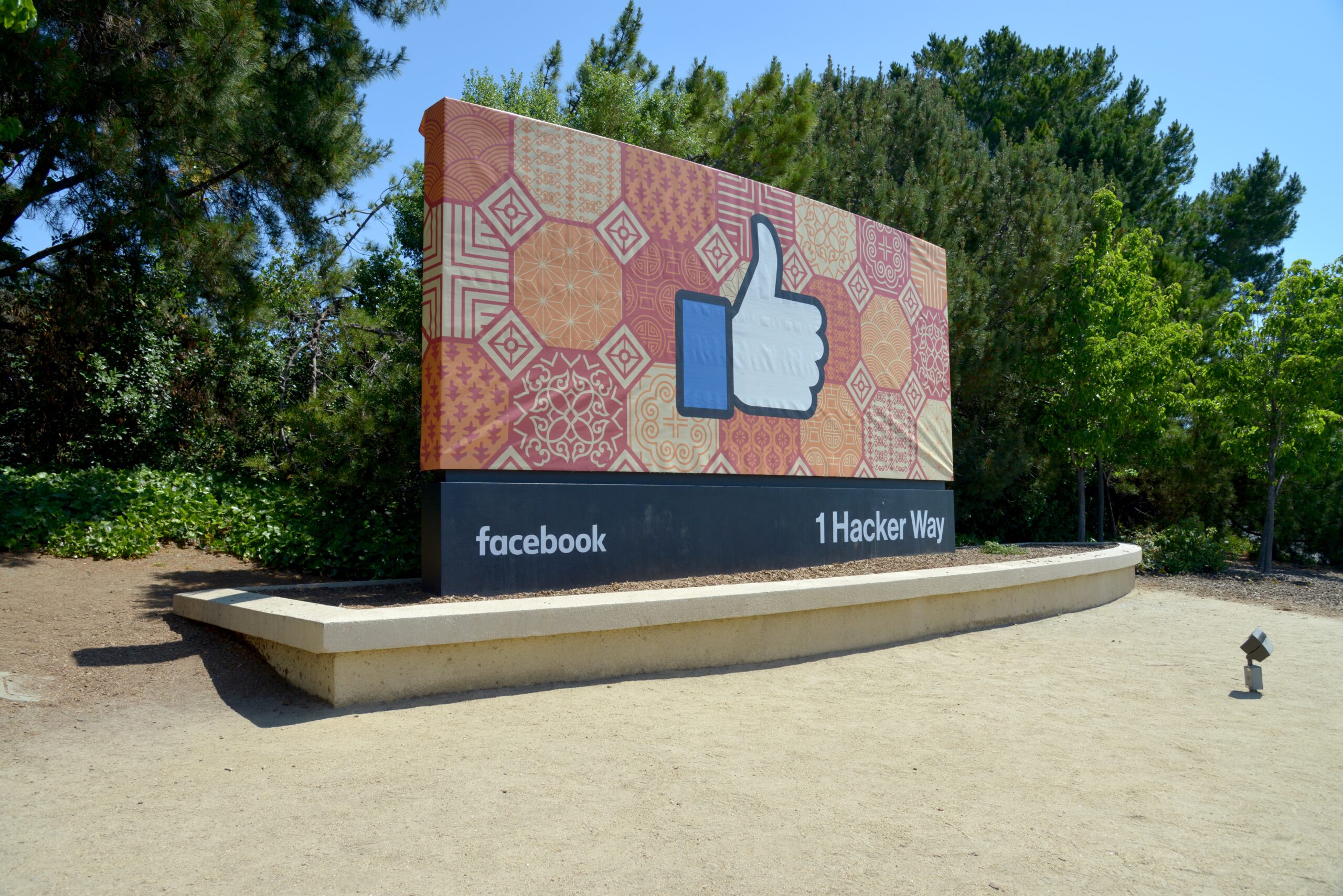 Una cartello del social network Facebook all'ingresso della sede di Meta Platforms
