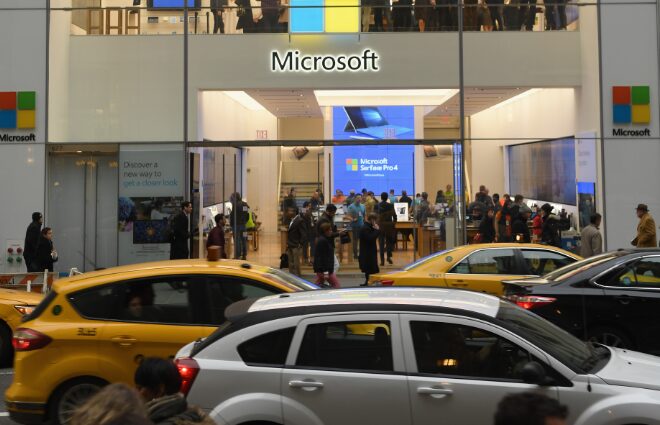 L'ingresso di un negozio Microsoft affollato durante una promozione