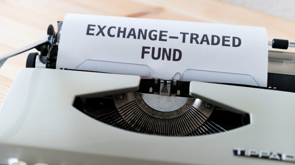 Un foglio di carta con la scritta Exchange Traded Fund esce da una macchina da scrivere