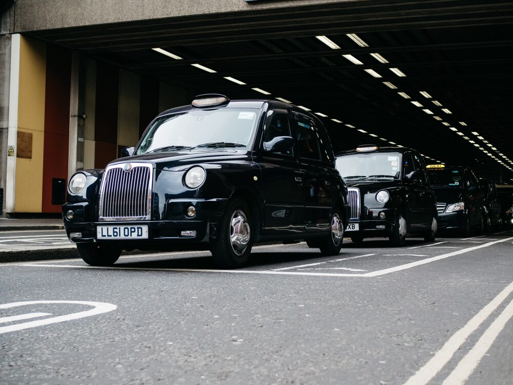 In questa foto di Charles Etoroma, una fila di Black Cab, i tradizionali taxi neri di Londra