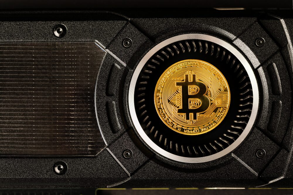 In questa foto di Kjekol, presa da Envcato, una moneta Bitcoin dorata, incastonata in un server