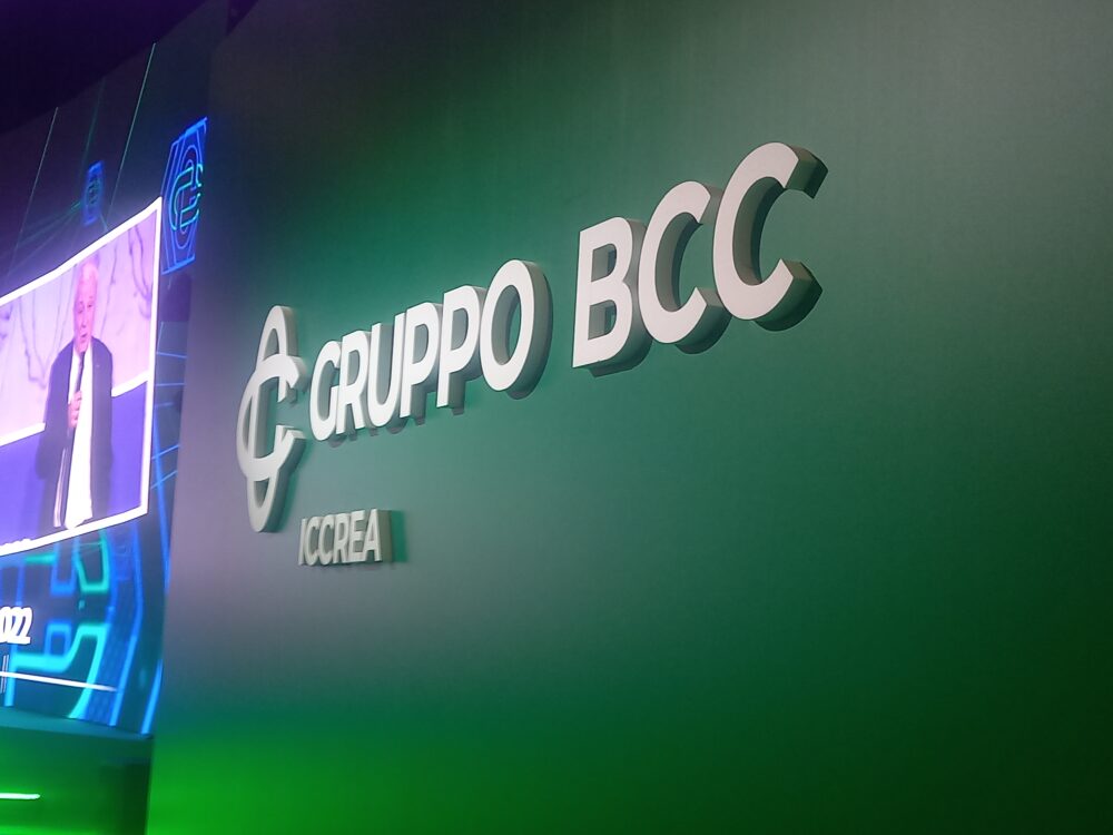 L'immagine, scattata in occasione del Convegno per il 60° anniversario dalla fondazione, mostra il logo del Gruppo BCC in bianco su sfondo verde