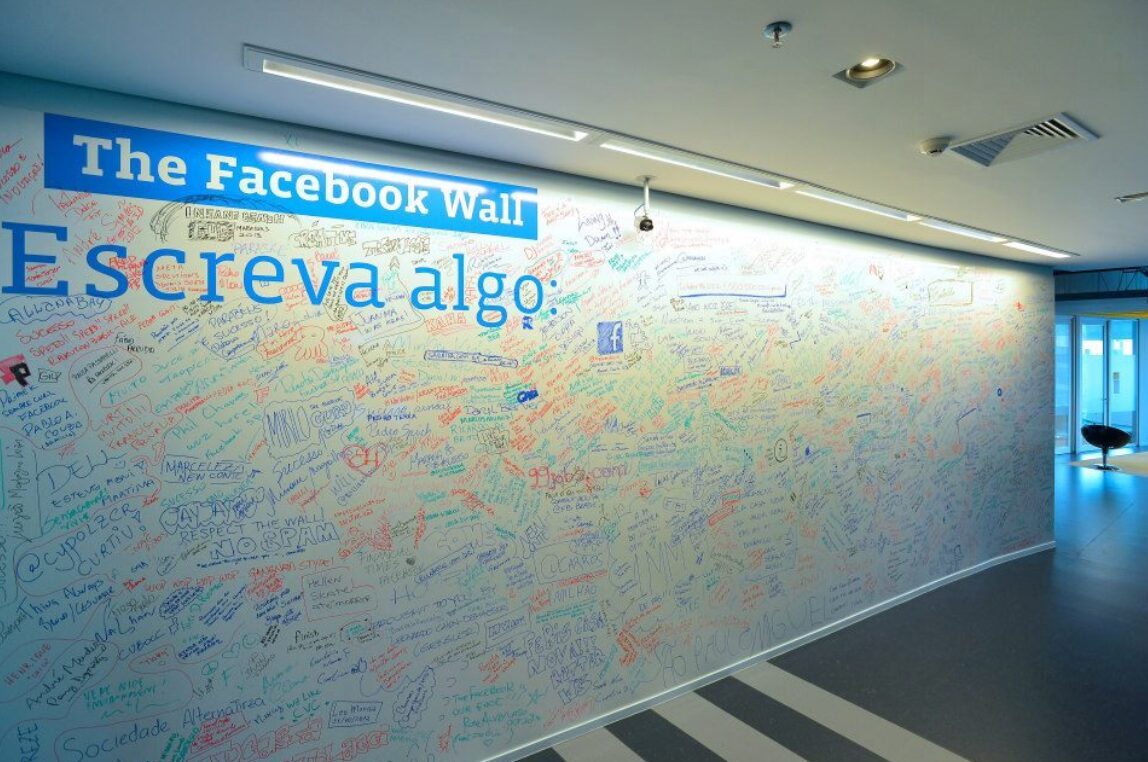 La sede di Meta a San Paolo del BRasile. Un muro di Facebook invita a "scrivere qualcosa" ed è riempito di testi